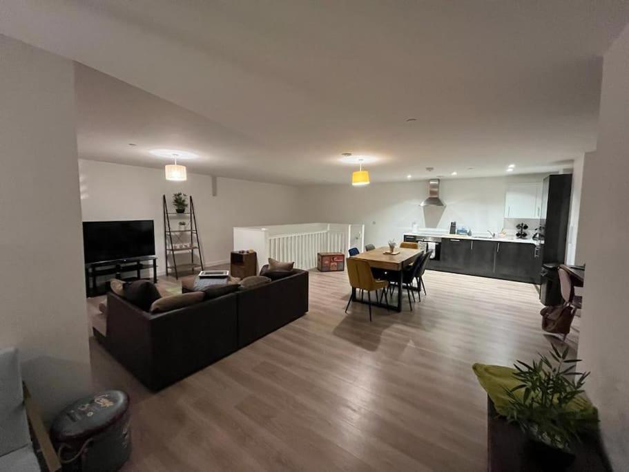 Bayard Luxe 2 Bedroom Penthouse Duplex Peterborough Exterior photo